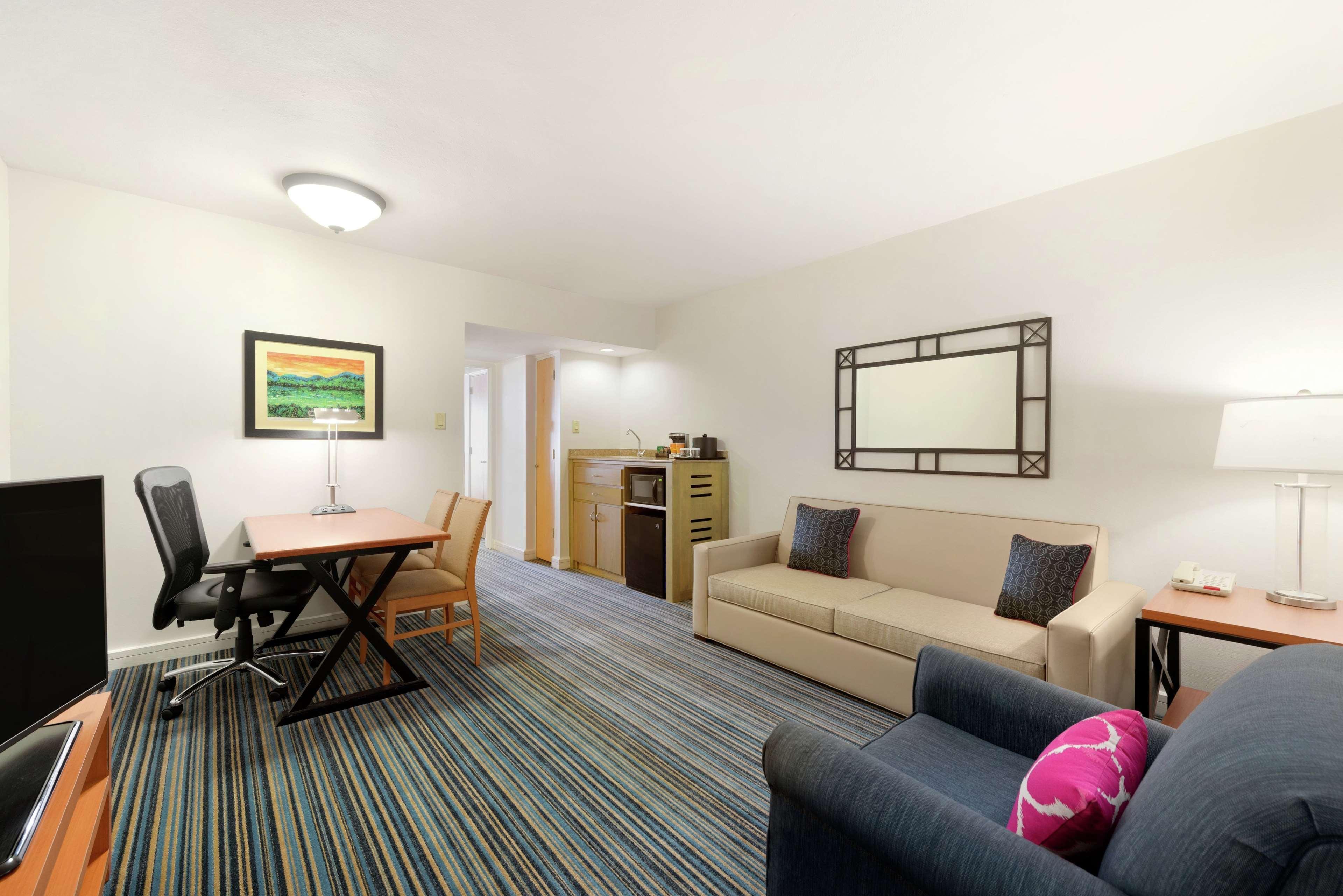 Embassy Suites By Hilton Dorado Del Mar Beach Resort Esterno foto