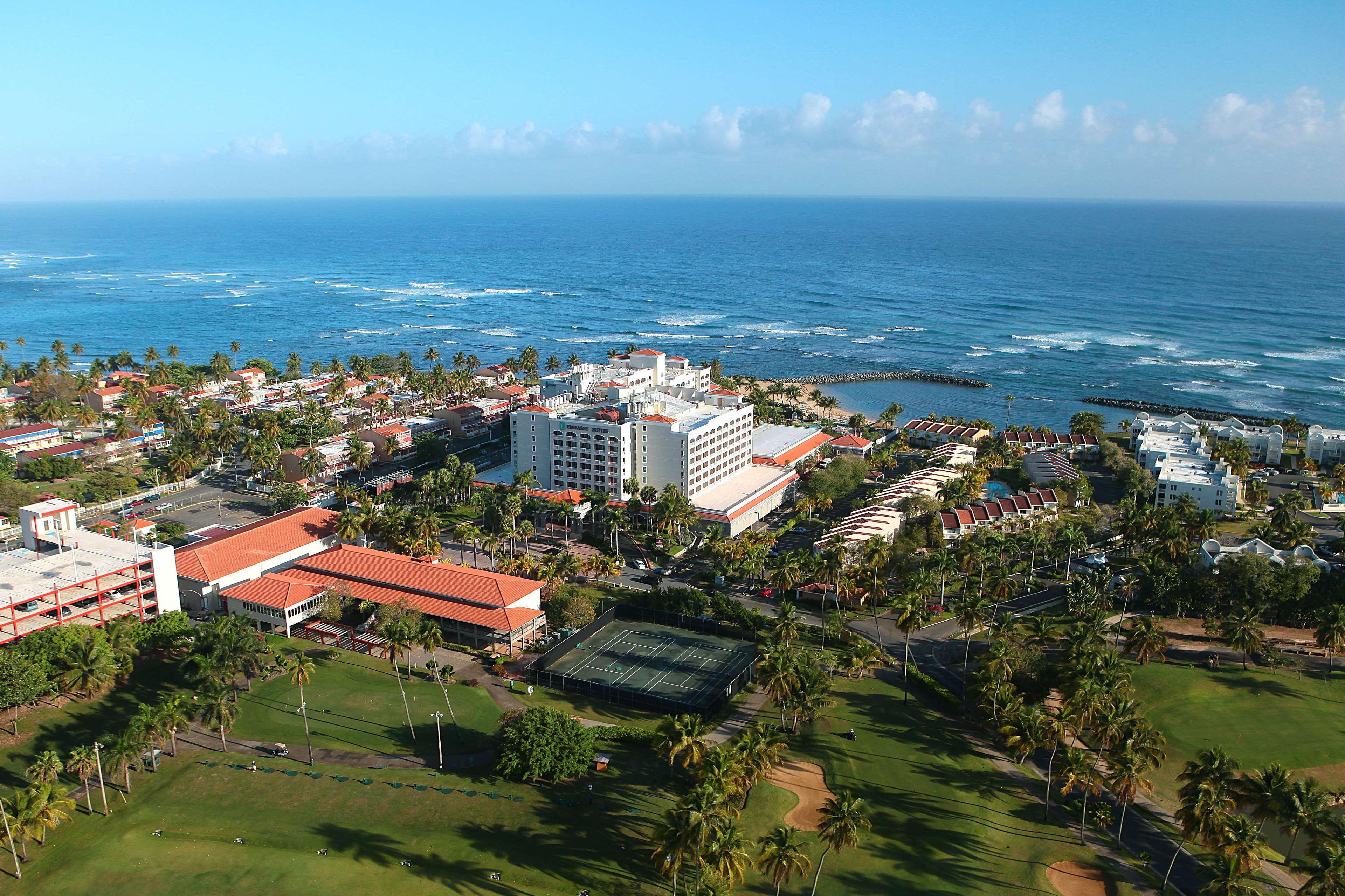 Embassy Suites By Hilton Dorado Del Mar Beach Resort Esterno foto