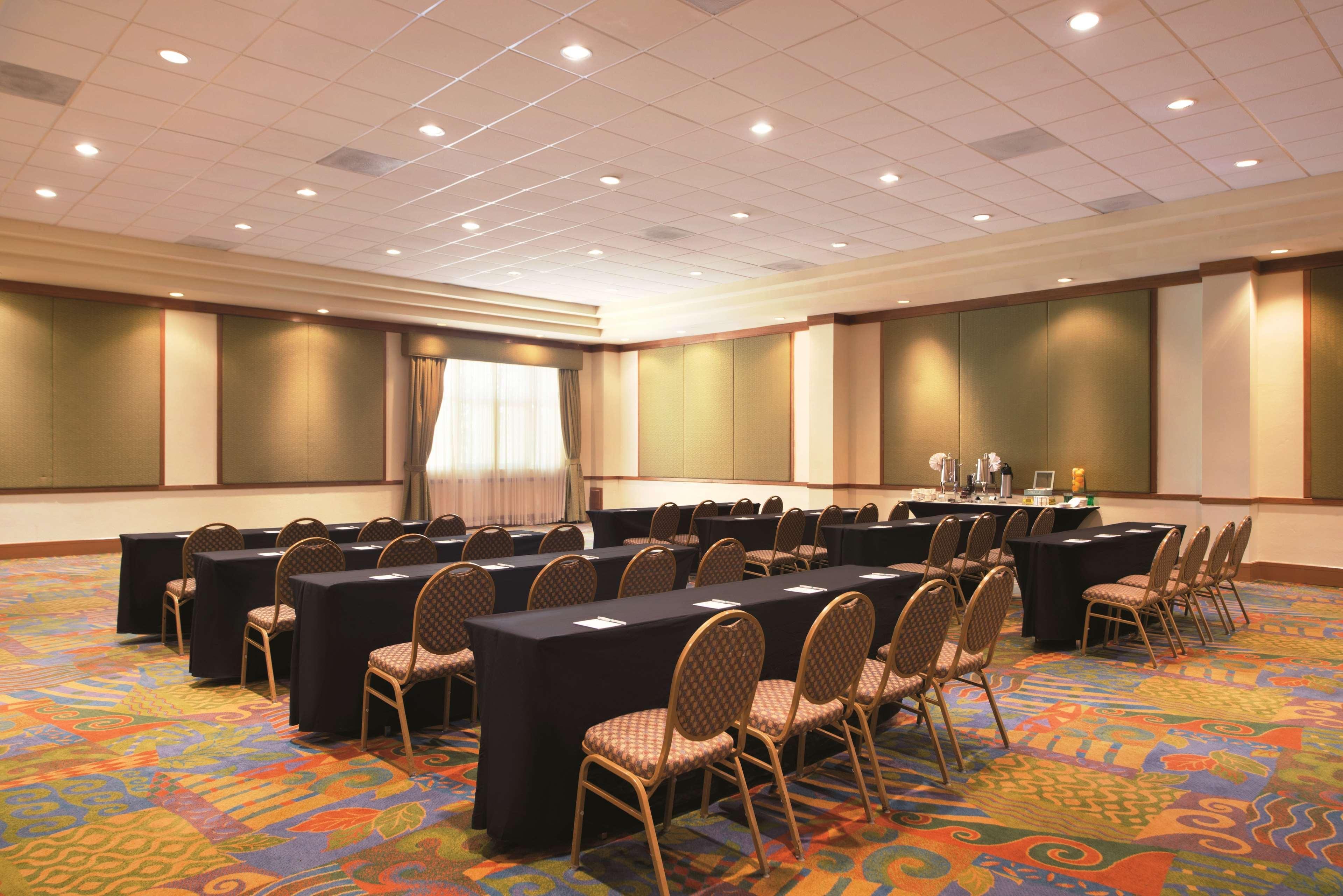 Embassy Suites By Hilton Dorado Del Mar Beach Resort Esterno foto