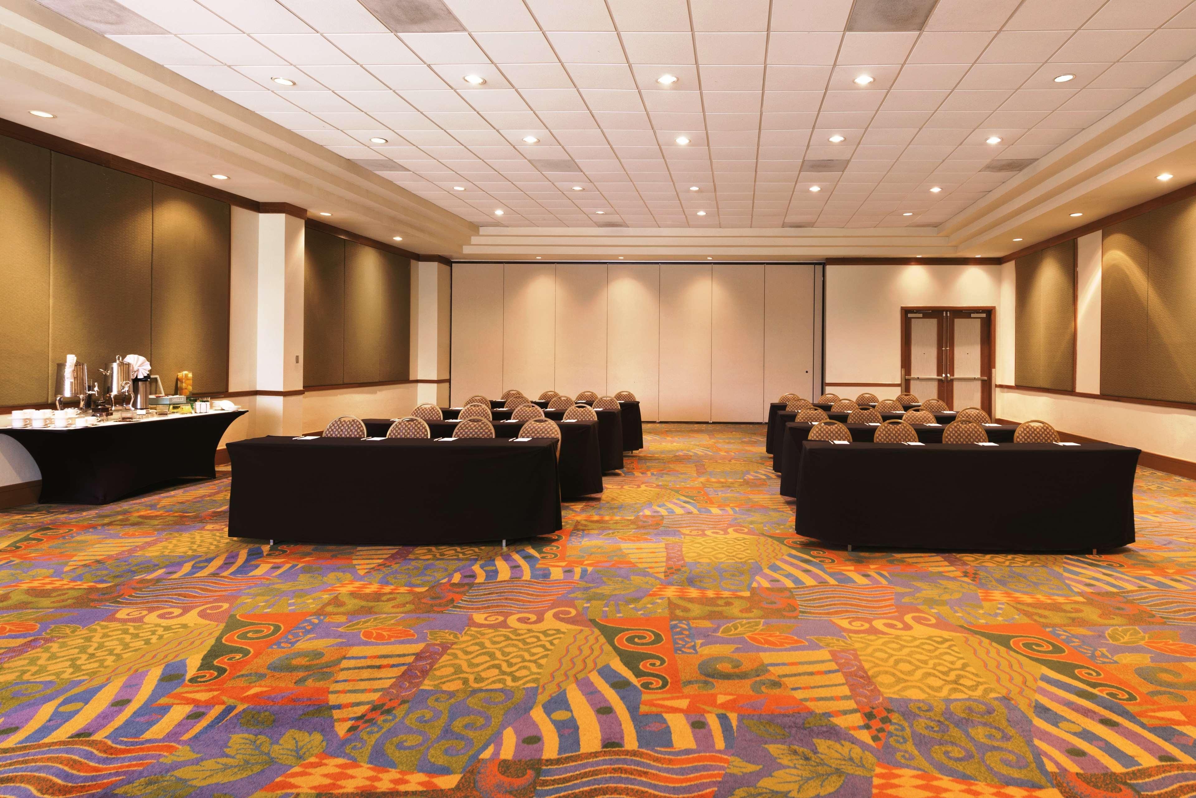 Embassy Suites By Hilton Dorado Del Mar Beach Resort Esterno foto