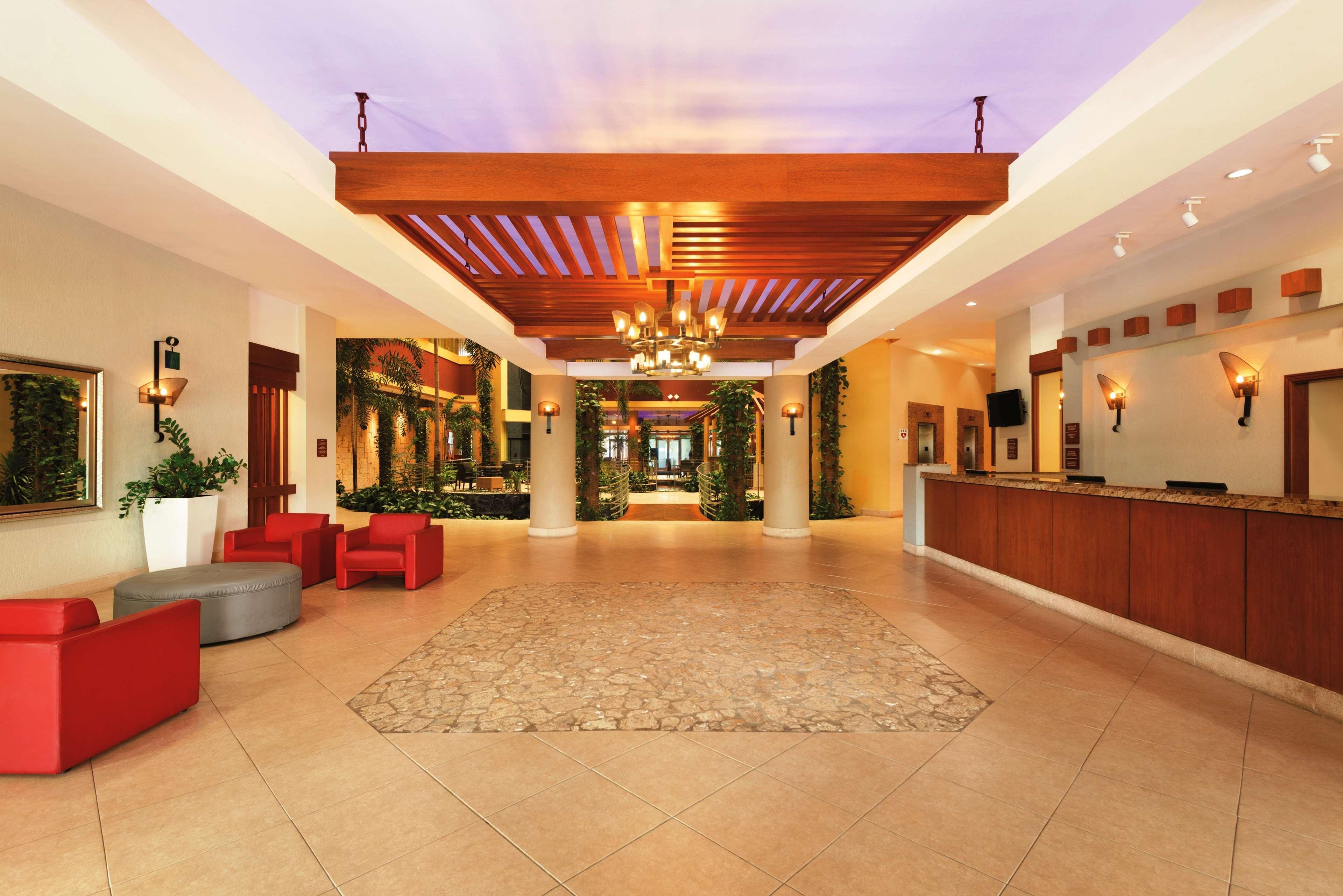 Embassy Suites By Hilton Dorado Del Mar Beach Resort Esterno foto