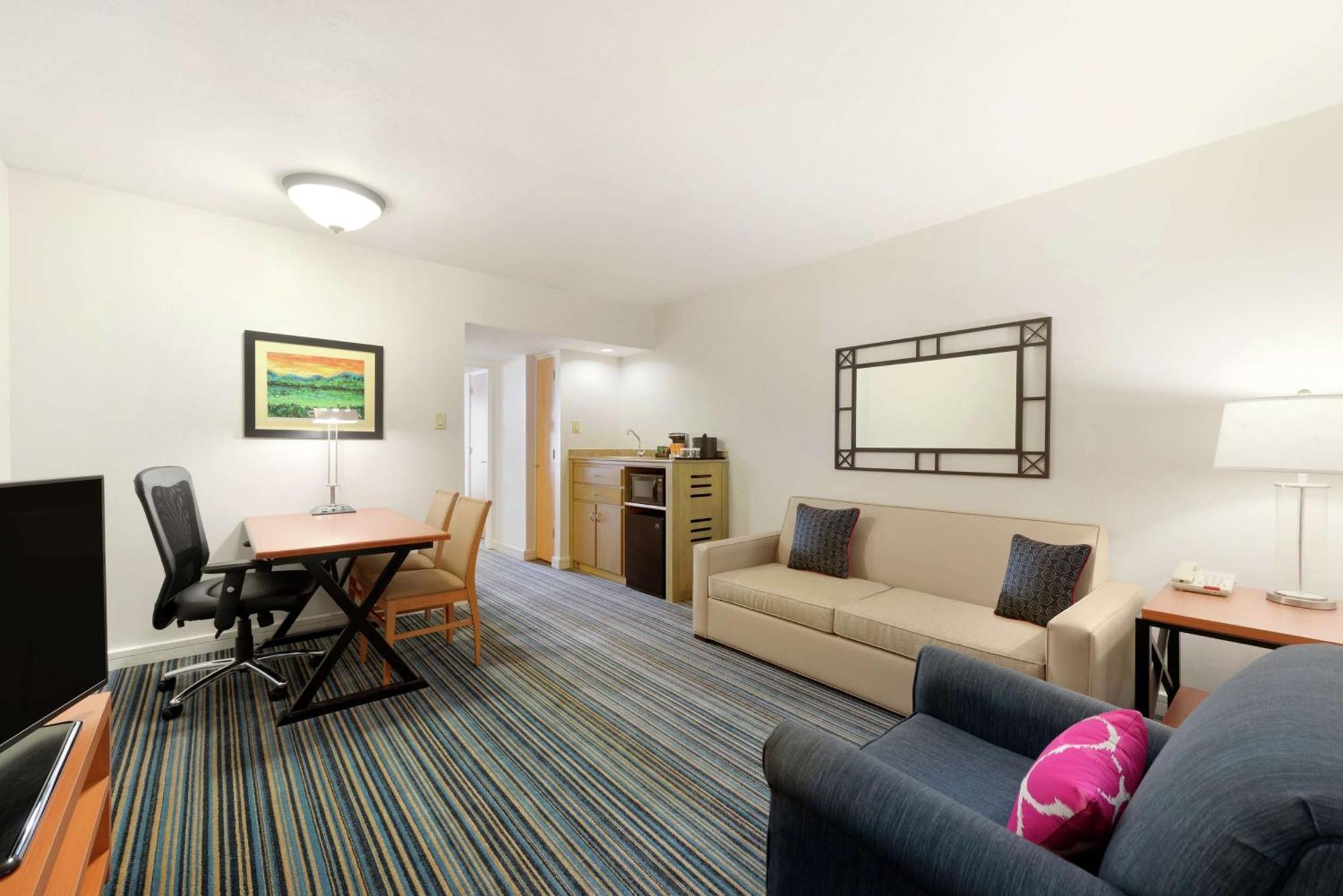 Embassy Suites By Hilton Dorado Del Mar Beach Resort Esterno foto