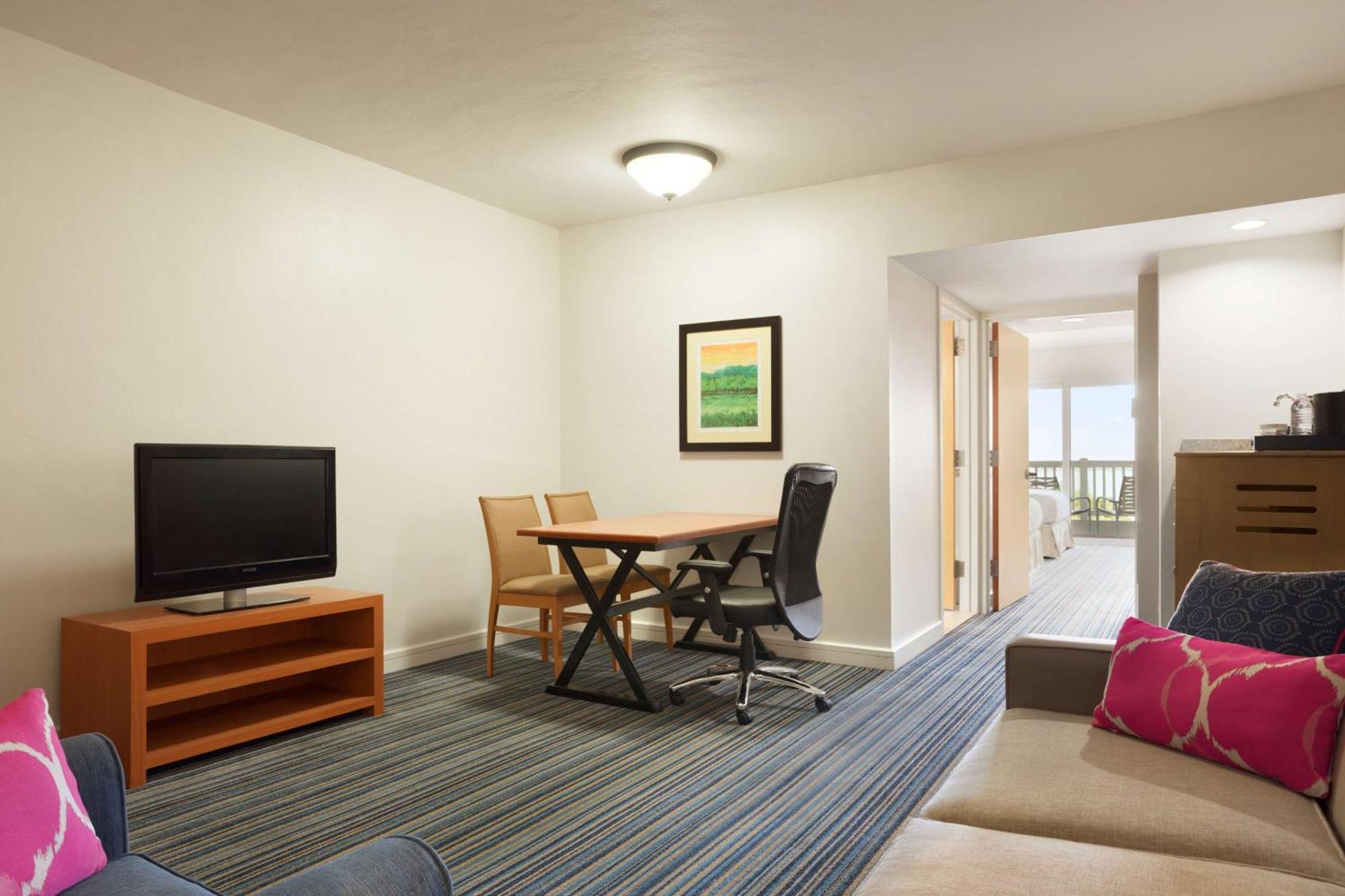 Embassy Suites By Hilton Dorado Del Mar Beach Resort Esterno foto