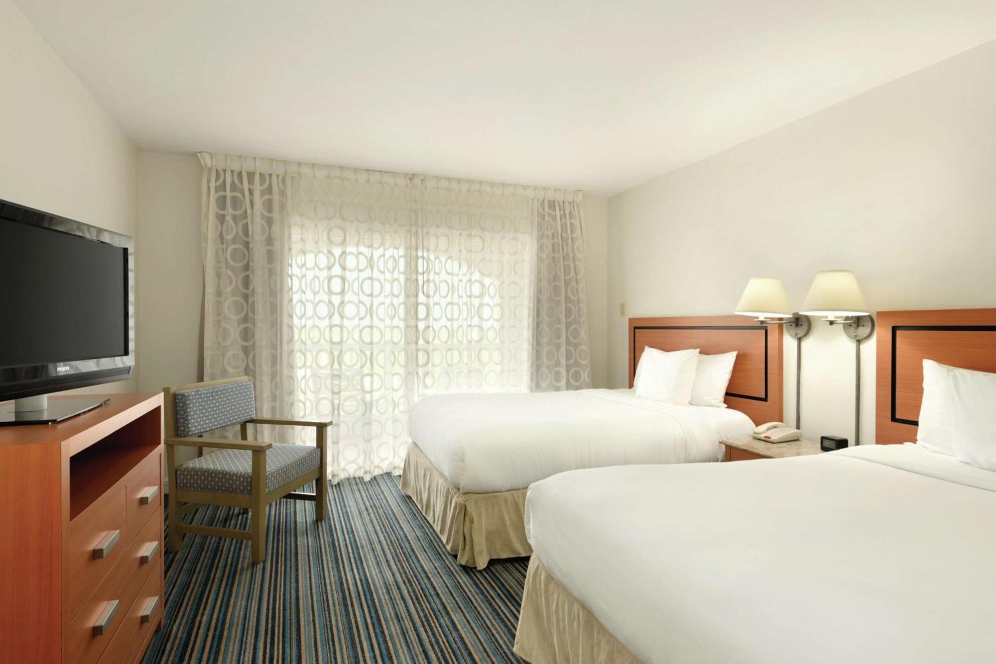 Embassy Suites By Hilton Dorado Del Mar Beach Resort Esterno foto