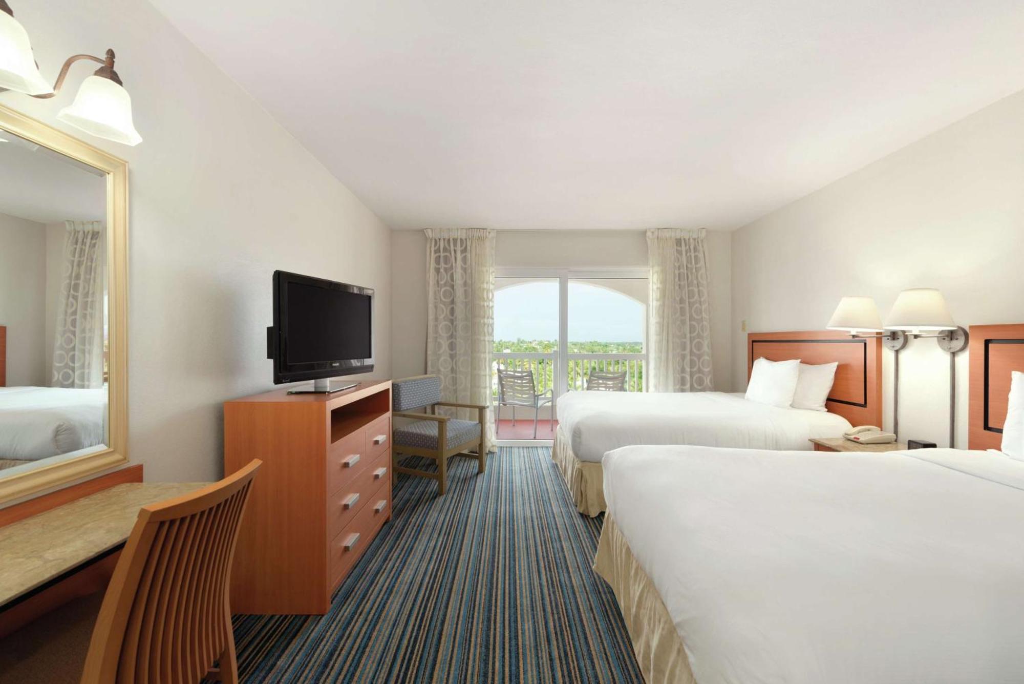 Embassy Suites By Hilton Dorado Del Mar Beach Resort Esterno foto