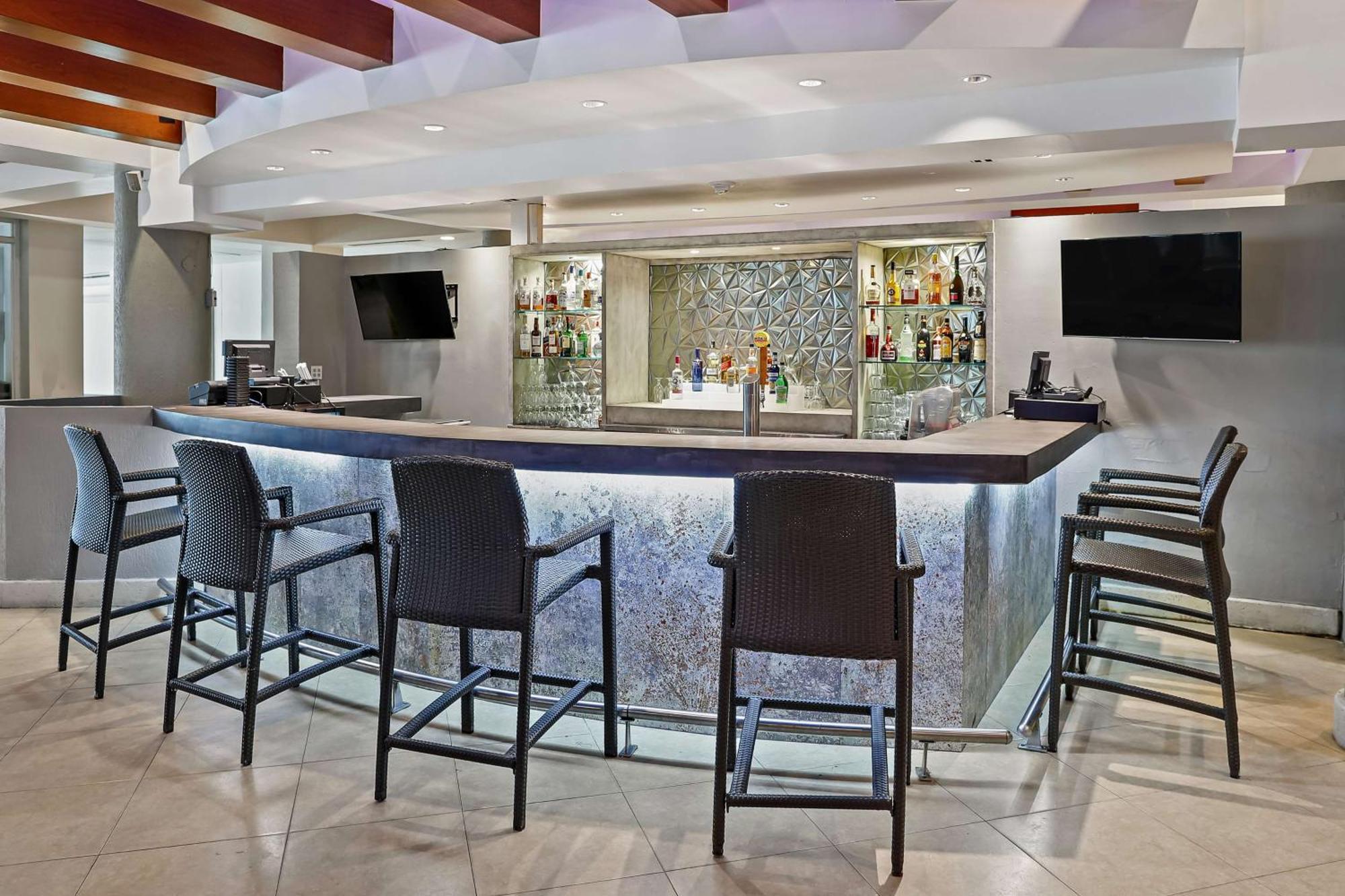 Embassy Suites By Hilton Dorado Del Mar Beach Resort Esterno foto