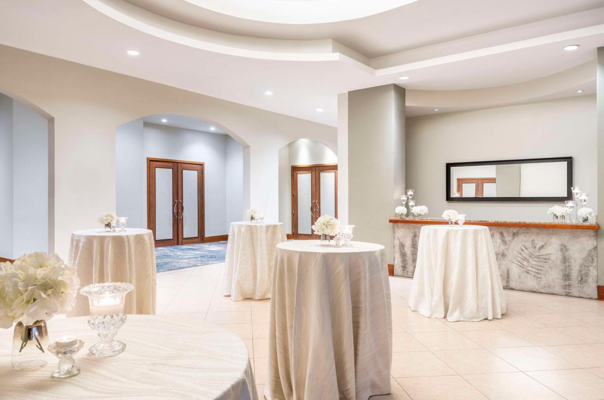 Embassy Suites By Hilton Dorado Del Mar Beach Resort Esterno foto