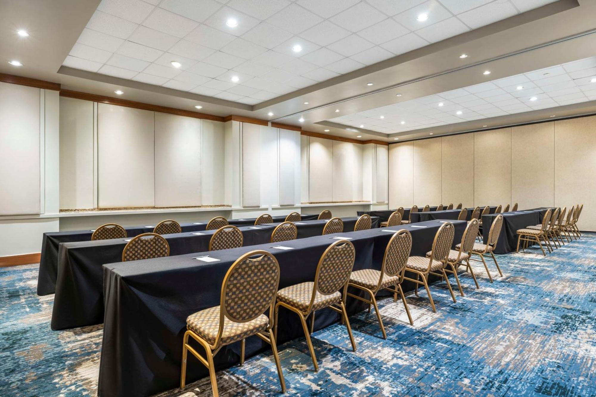 Embassy Suites By Hilton Dorado Del Mar Beach Resort Esterno foto