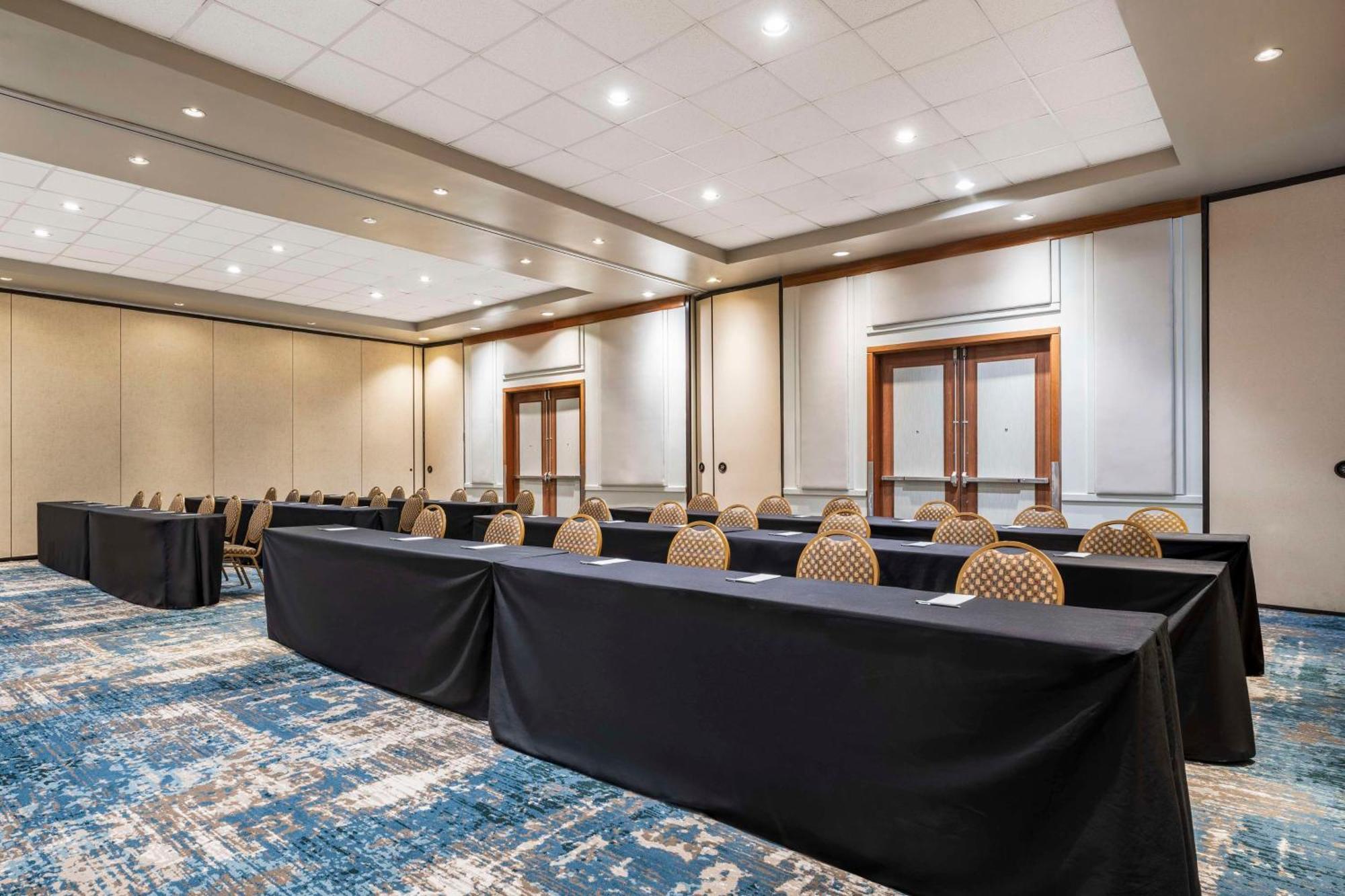 Embassy Suites By Hilton Dorado Del Mar Beach Resort Esterno foto