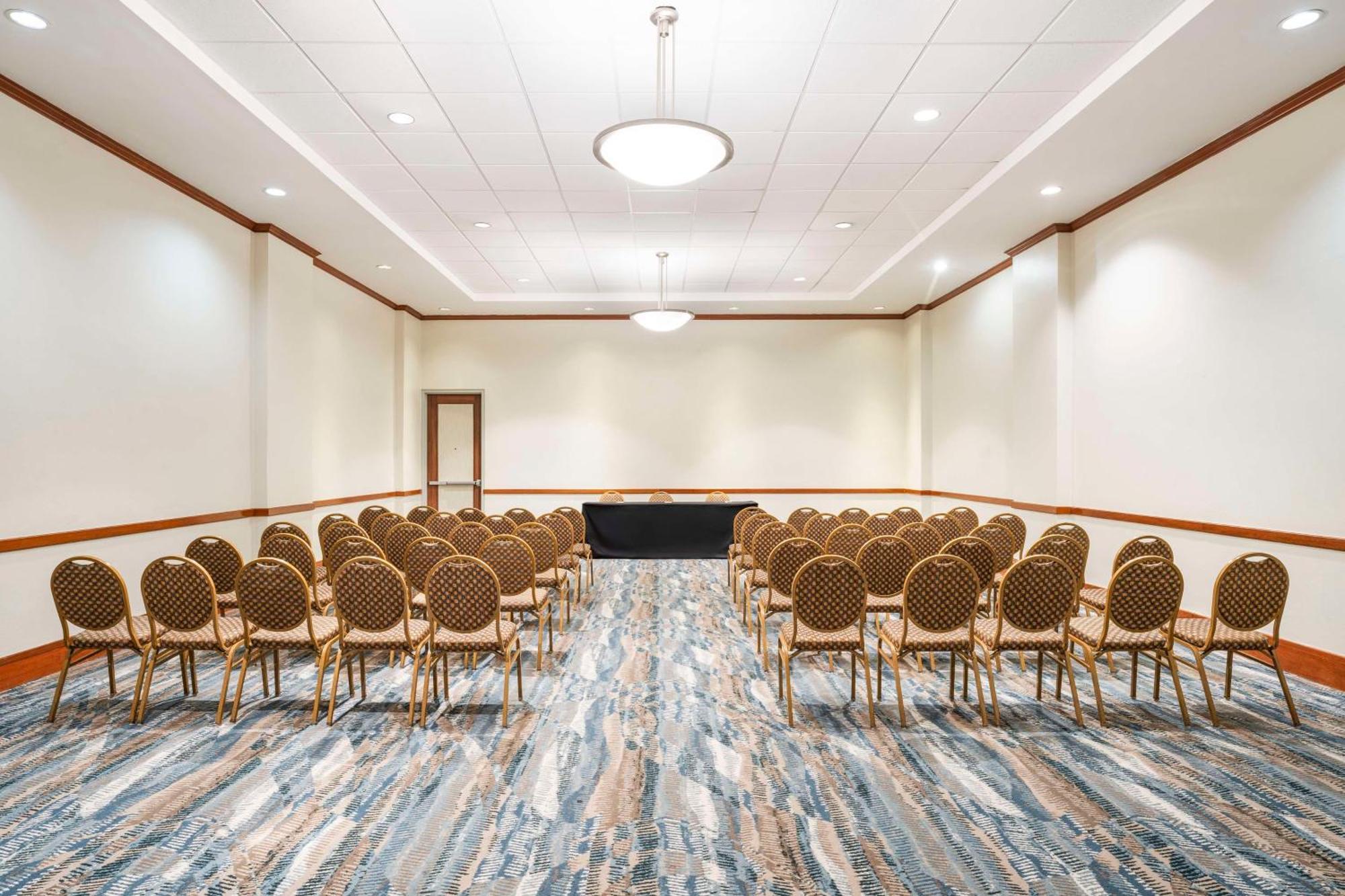 Embassy Suites By Hilton Dorado Del Mar Beach Resort Esterno foto