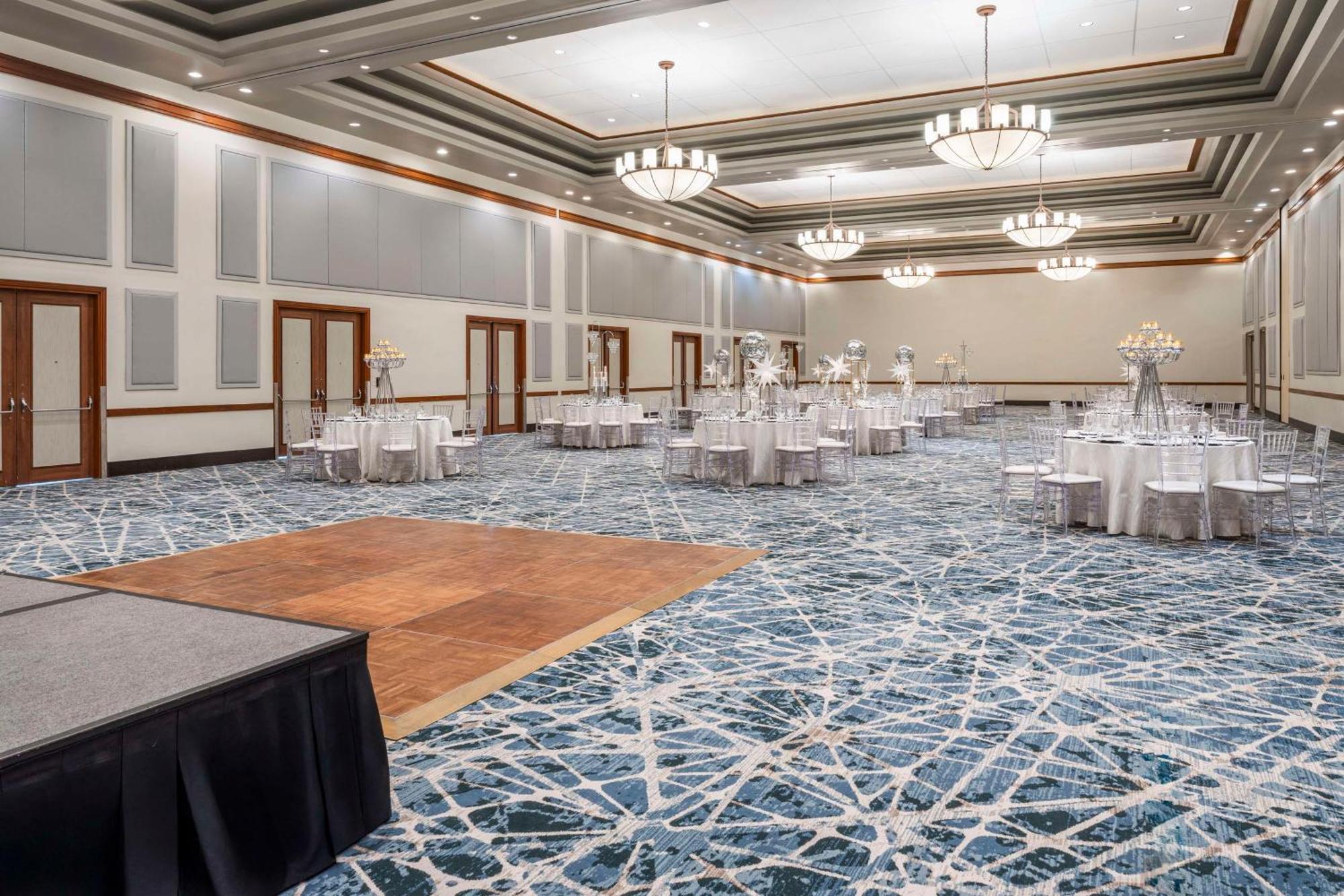 Embassy Suites By Hilton Dorado Del Mar Beach Resort Esterno foto