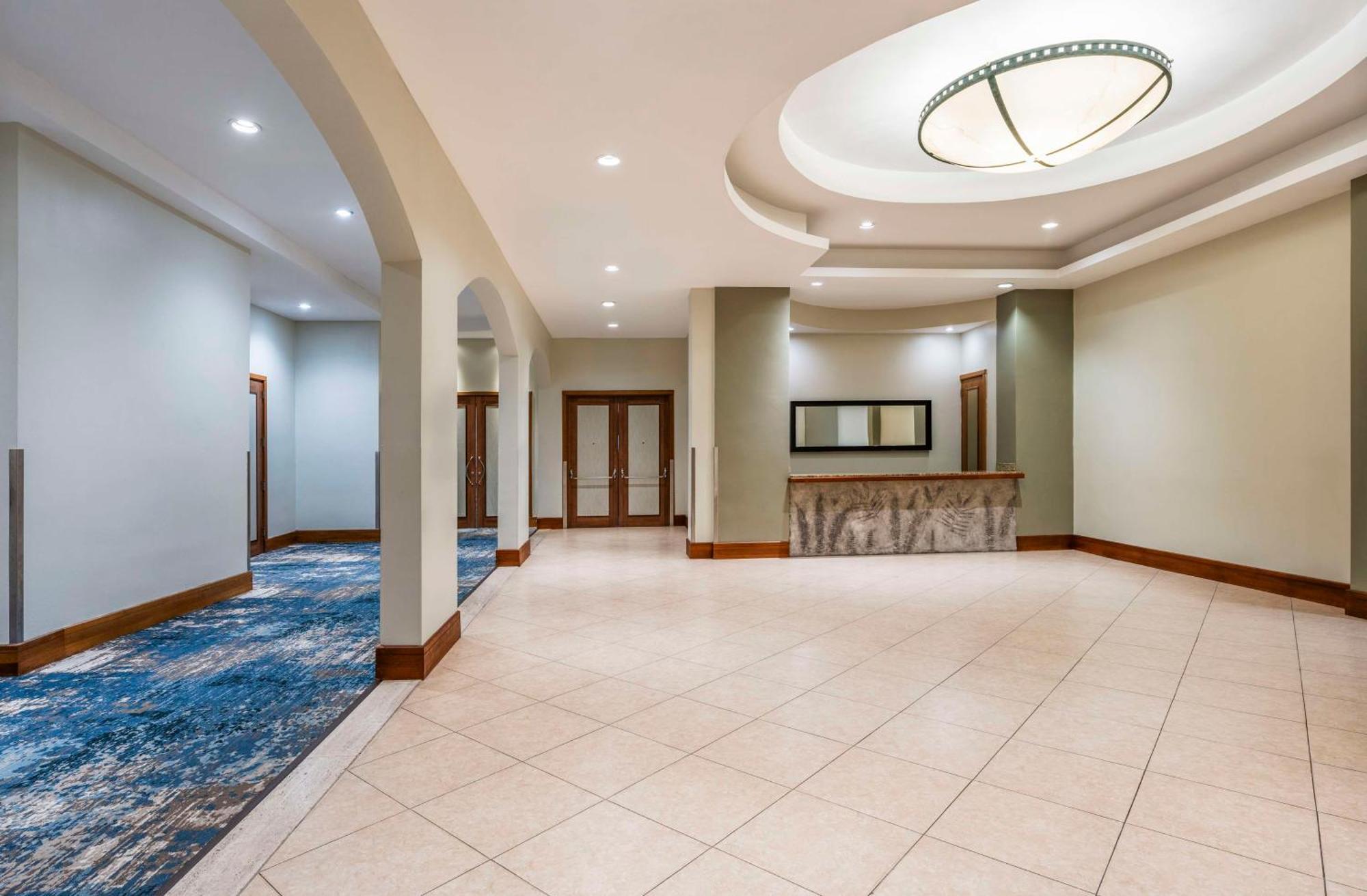 Embassy Suites By Hilton Dorado Del Mar Beach Resort Esterno foto