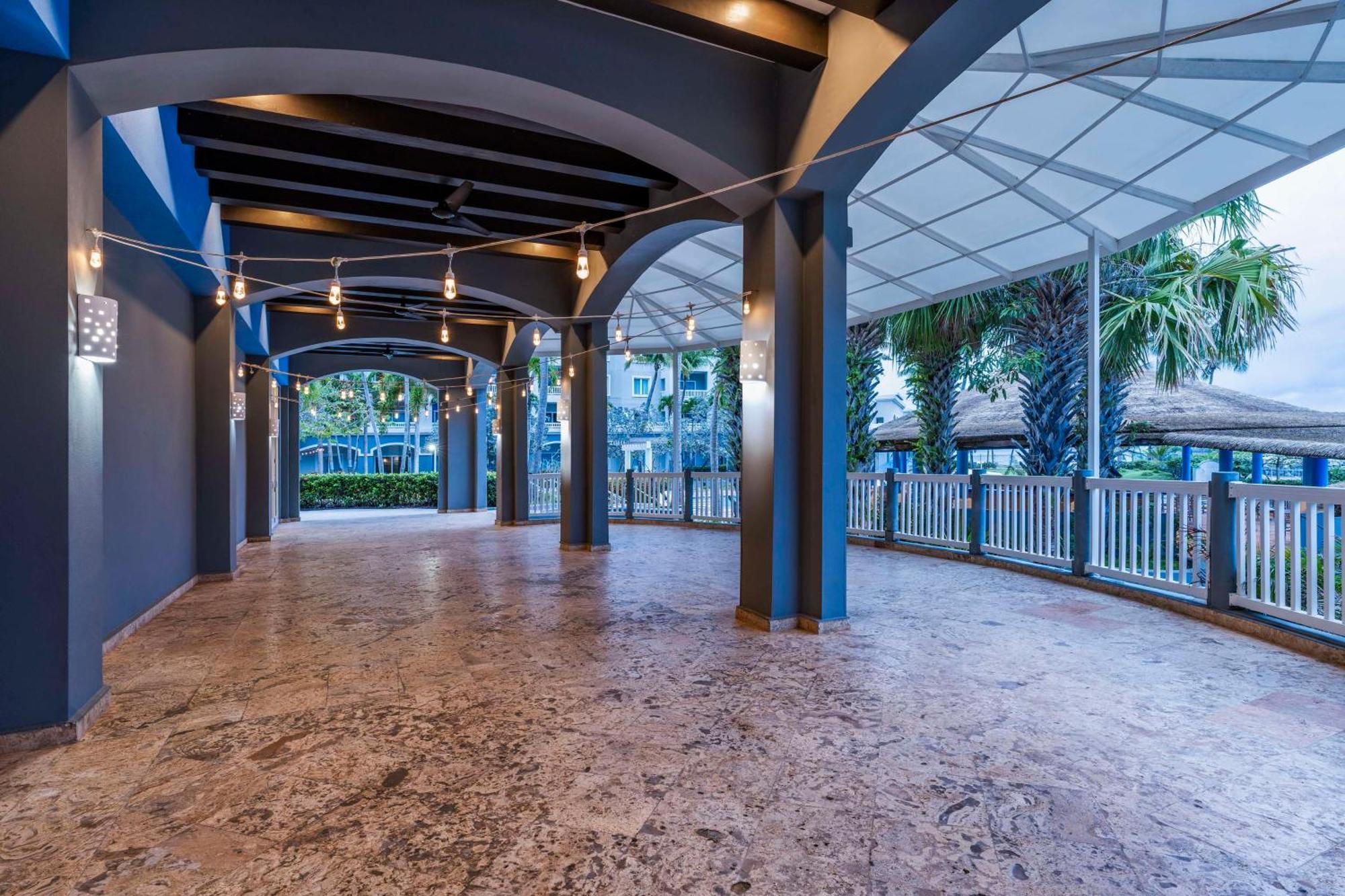 Embassy Suites By Hilton Dorado Del Mar Beach Resort Esterno foto