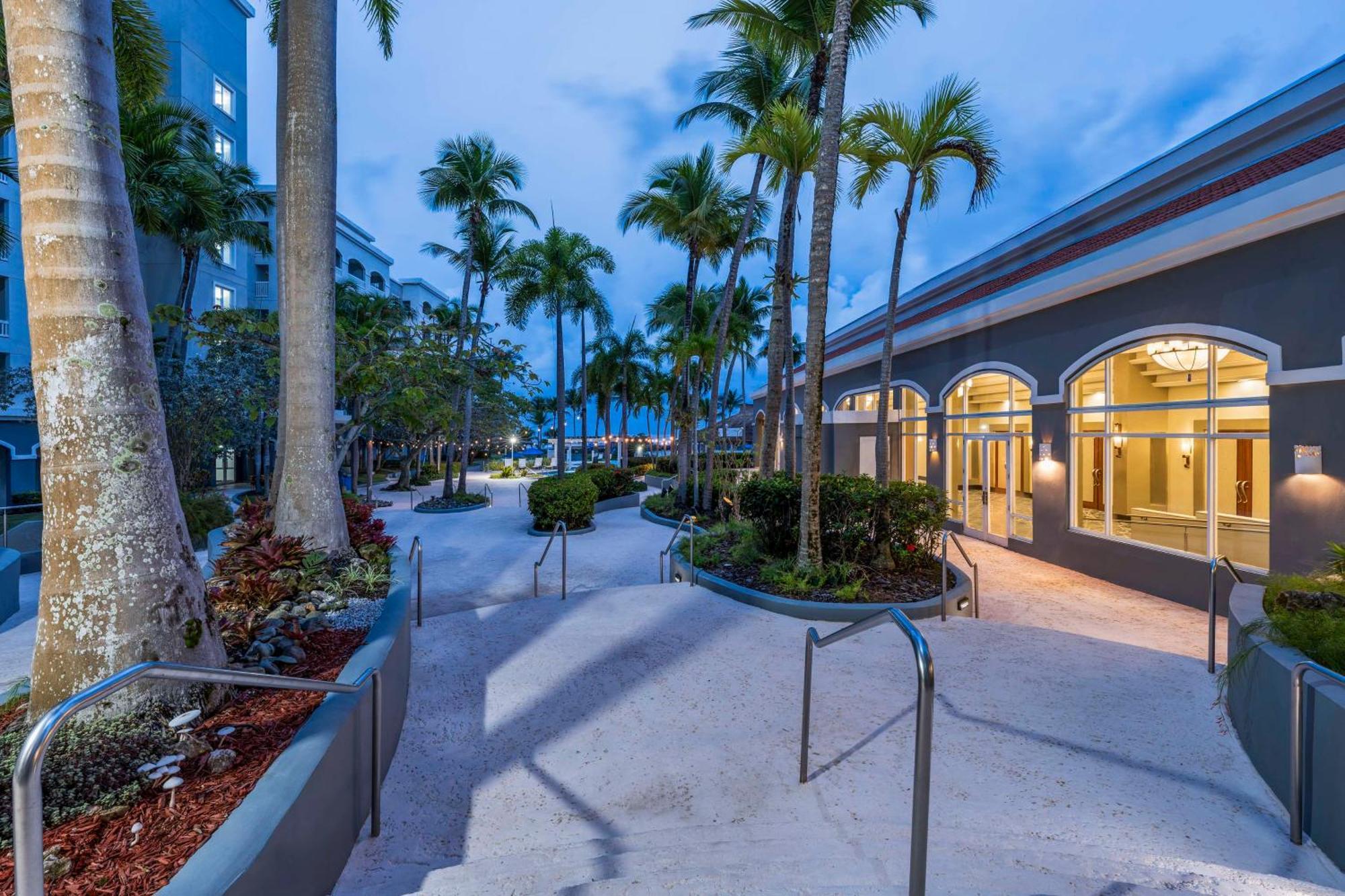 Embassy Suites By Hilton Dorado Del Mar Beach Resort Esterno foto