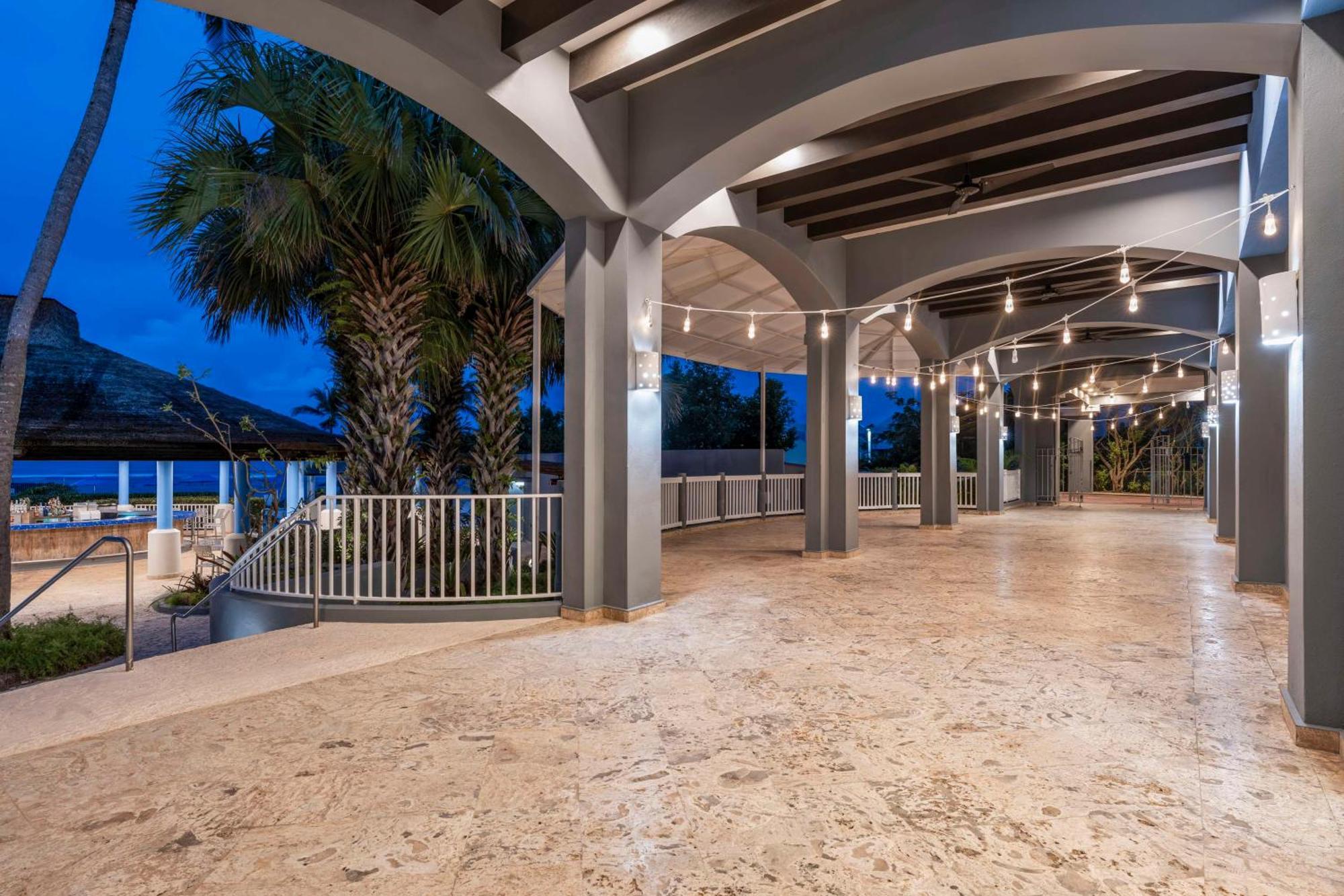 Embassy Suites By Hilton Dorado Del Mar Beach Resort Esterno foto