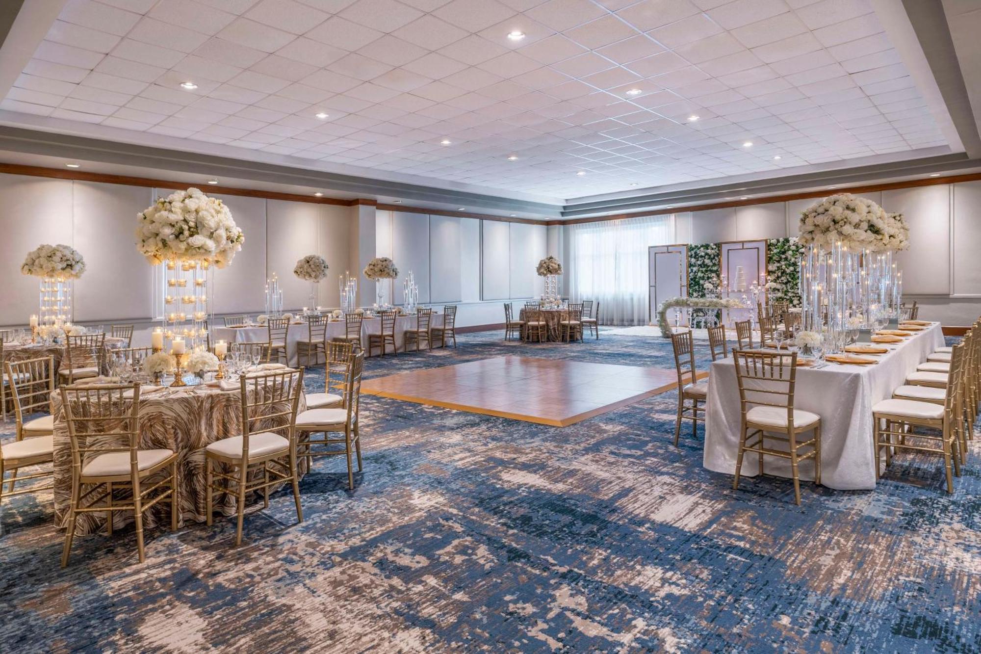 Embassy Suites By Hilton Dorado Del Mar Beach Resort Esterno foto