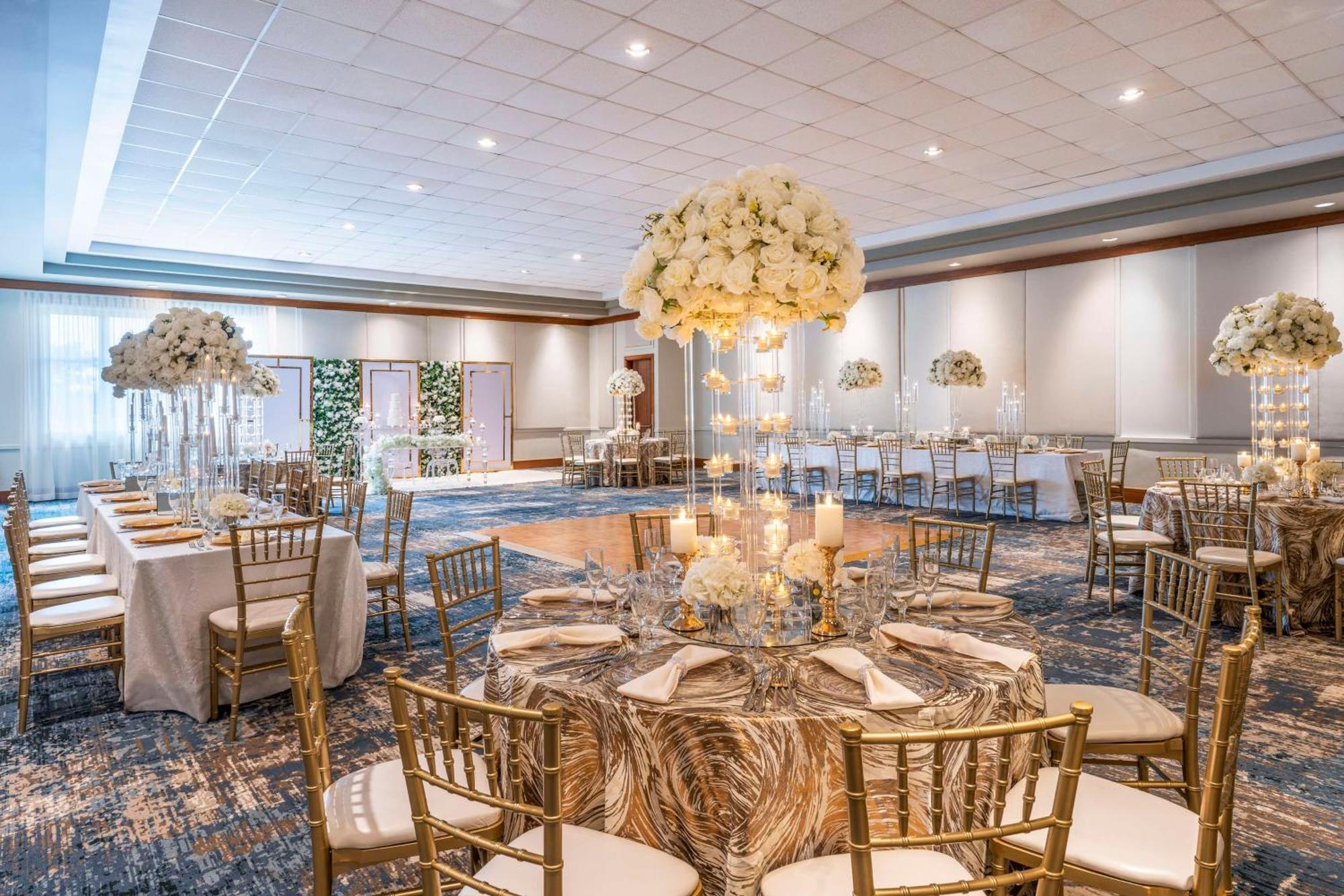 Embassy Suites By Hilton Dorado Del Mar Beach Resort Esterno foto